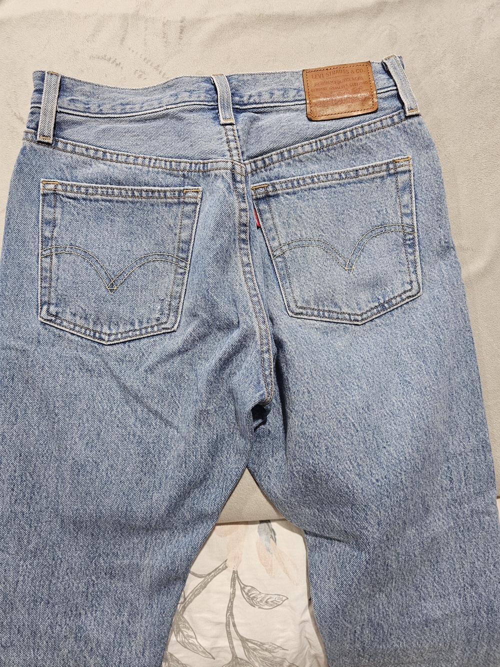 Levi's Men's Light Wash Relaxed Jeans - Blue Denim